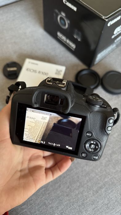 Nova CANON EOS R100 + RF-S 18-45mm IS STM