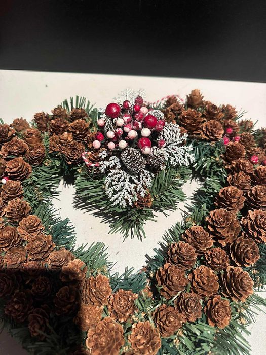 Sztuczny wieniec w kształcie serca z szyszek