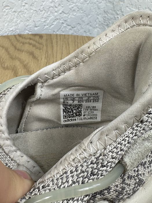 Жіночі кросівки Adidas ozweego