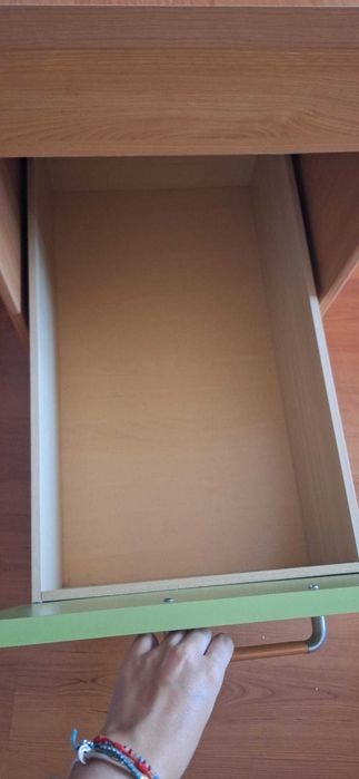 Gavetão de arrumação e também mesa de cabeceira