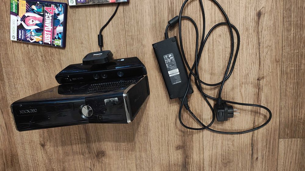 Xbox 360 plus Kinect plus 3 gry Kinect (just dance and Kinect stories)