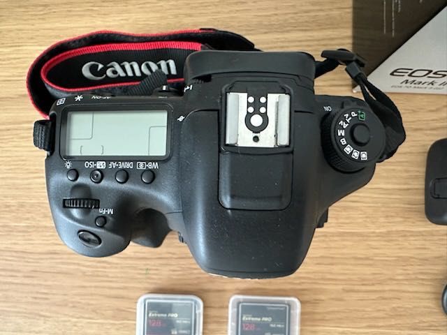 Canon 7D Mark II + PunhoBG-E16 + 2x Cartões CF Sandisk Extreme Pro 128Gb