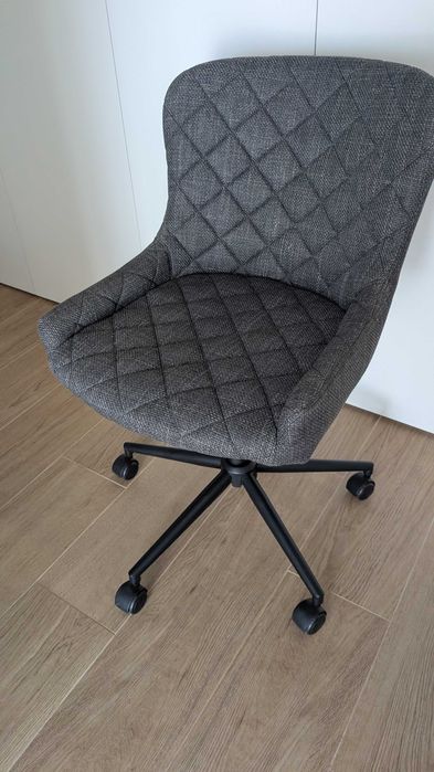 Cadeira de escritório cinzenta com rodas