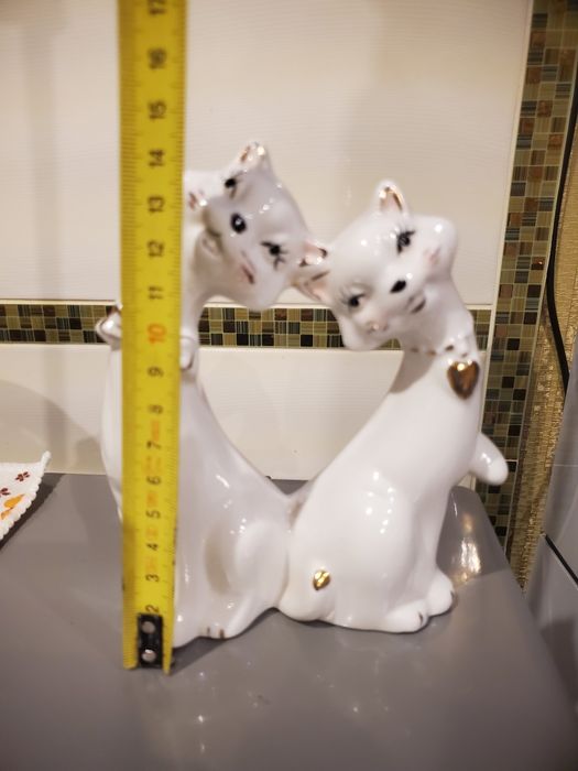 Продам  фарфоровую статуэтка