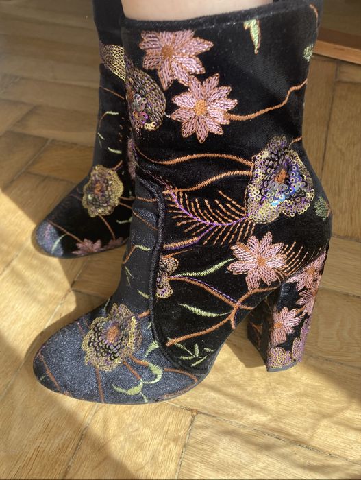 Botki haftowane, buty na obcasie