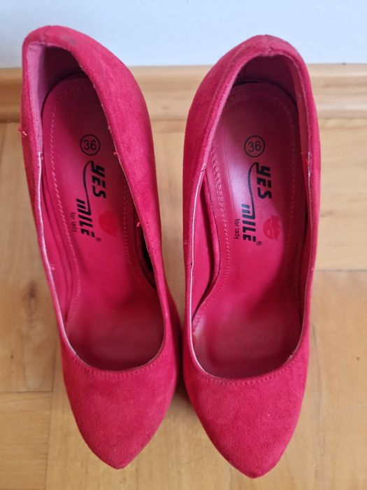 Czerwone buty na obcasie rozmiar 36