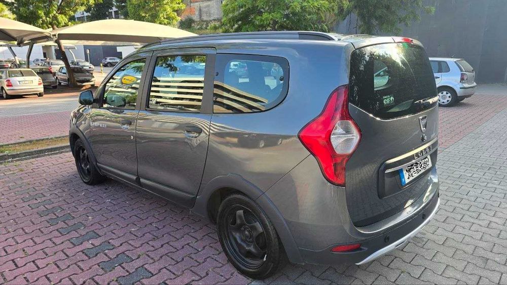 Dacia Lodgy Stepway 1.5 dCi 110 cv, diesel (gasóleo), 7 lugares, Dezembro de 2017, Cinzento