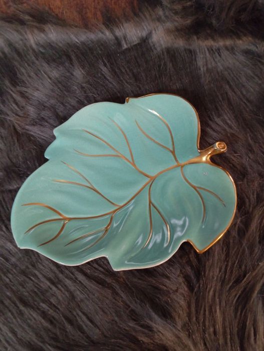 Ceramiczna podstawka  kształcie liścia