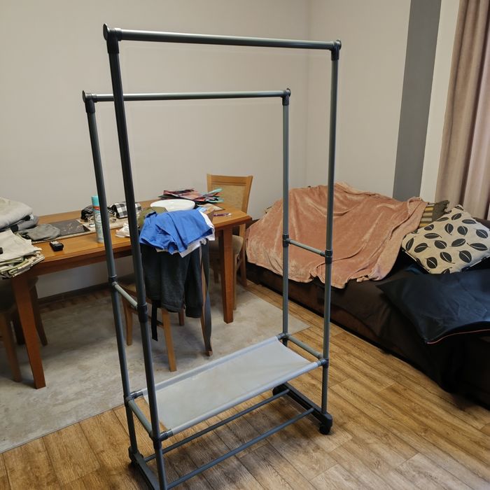 Wieszak na kółkach