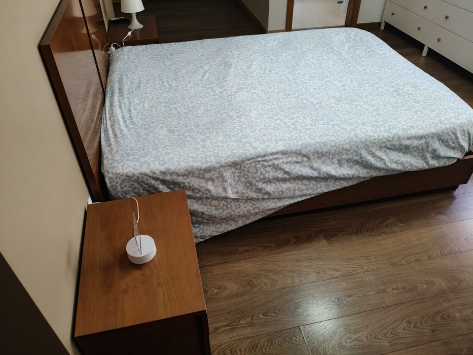 Cama casal 2mx1,6, colchão molaflex e mesas cabeceira