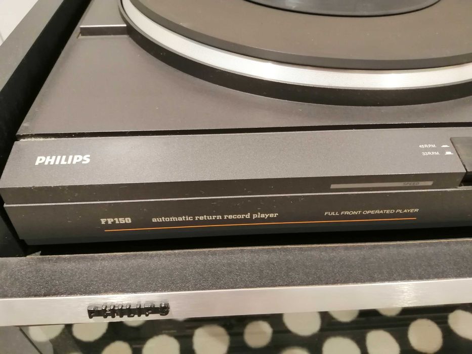 Aparelhagem gira discos marca Philips e duas colunas com movel