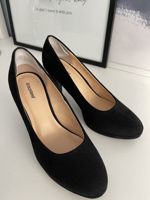 Zamszowe buty na obcasie