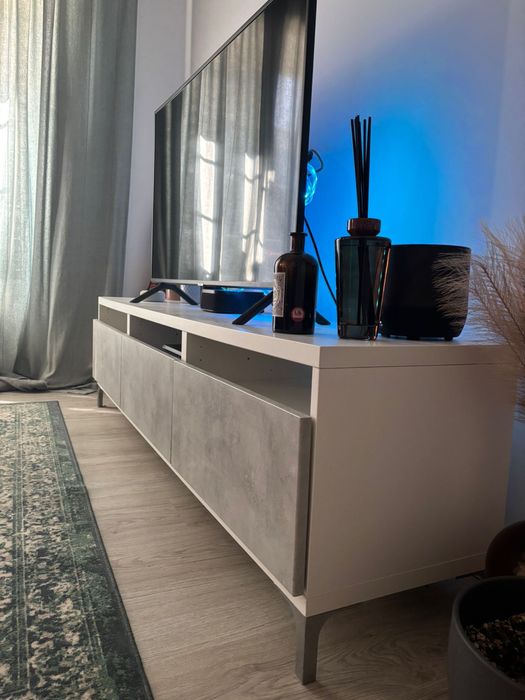 Movel tv Ikea Branco com pes metalicos