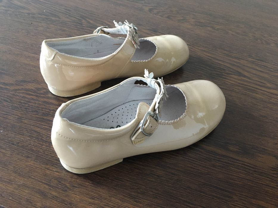 Vendo sapatos de cerimonia de menina