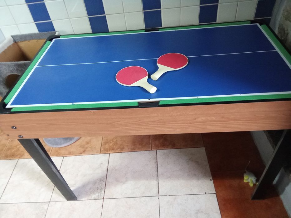Mesa com vários jogos