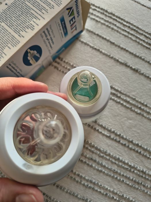 Mała butelka Philips Avent . Nowe smoczki