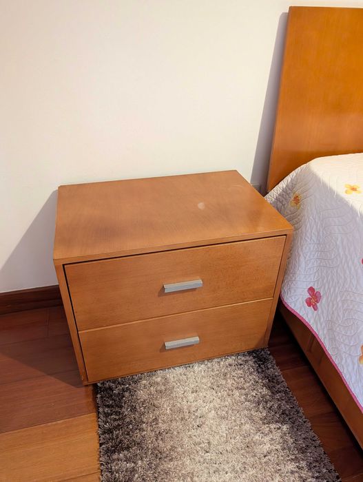 Quarto de Casal: cama, mesinhas de cabeceira e camiseiro