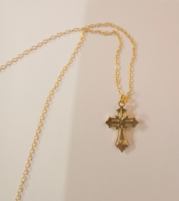 Elegante colar com Cruz
