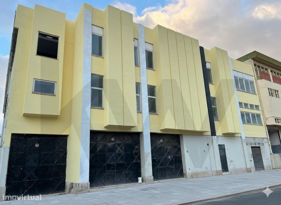 Armazém/ Garagem Totalmente Remodelado, como novo junto ao Aeroporto L