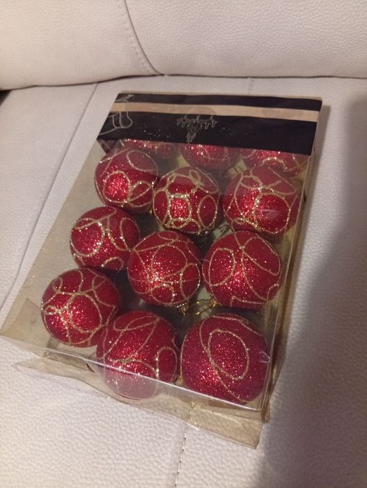 Natal - bolas vermelhas com contornos dourados
