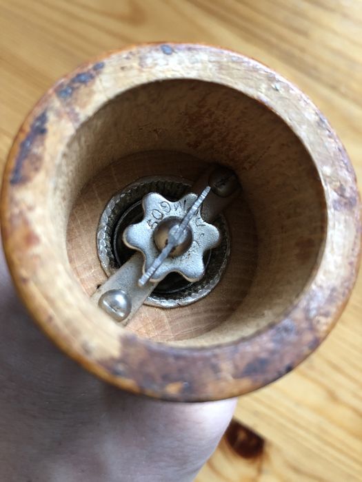 Stary drewniany młynek do przypraw DomGos