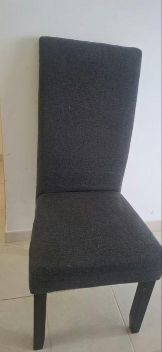 Mesa de jantar em vidro com 4 cadeiras estofadas