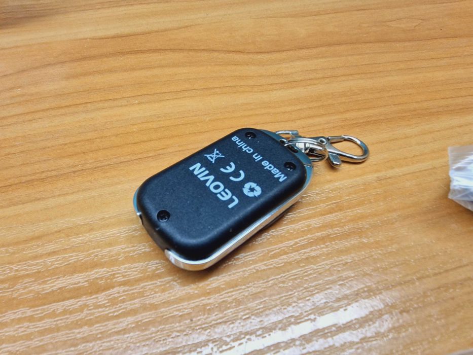 Uniwersalny pilot zdalnego sterowania marki LEOVIN do bram x3