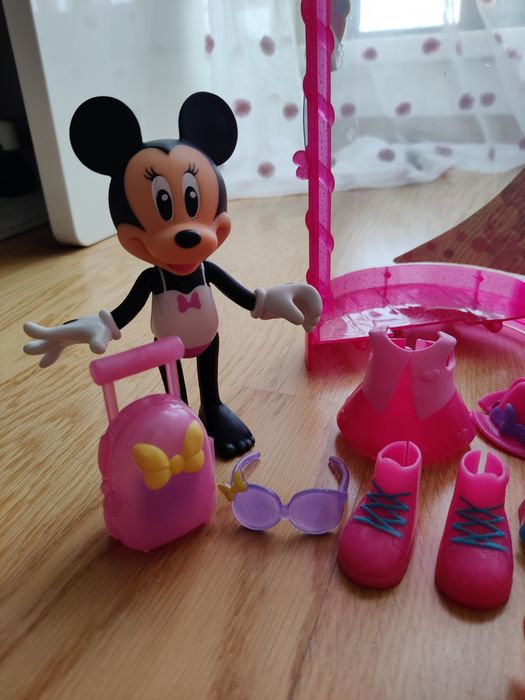 Boneca Minnie articulada com roupa e acessórios (tema viagem)