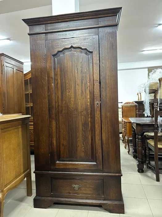 Wyjątkowa, klasyczna szafa z drzwiami bocznymi i szufladą.