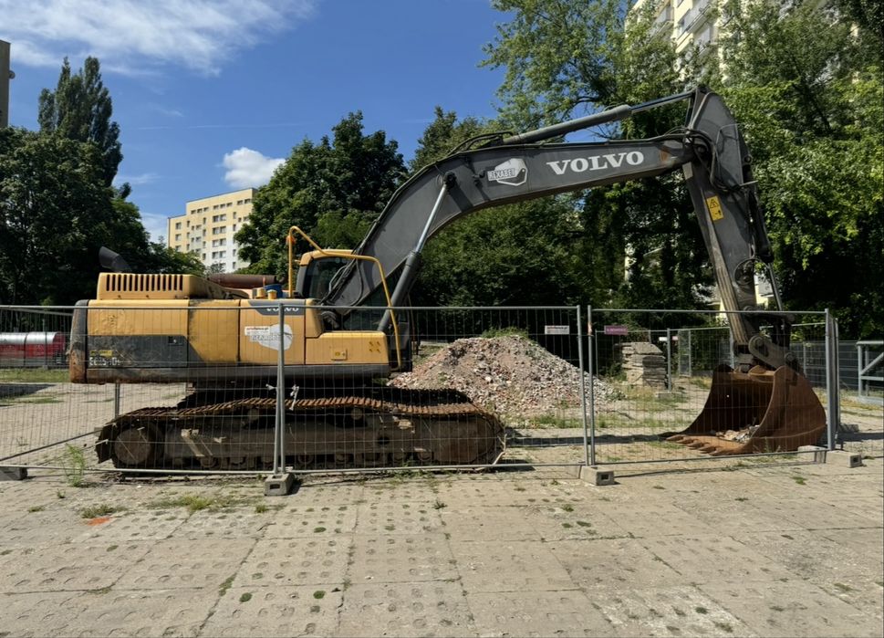 Koparka volvo EC250DL wraz z osprzętem ( młot plus szczęka)