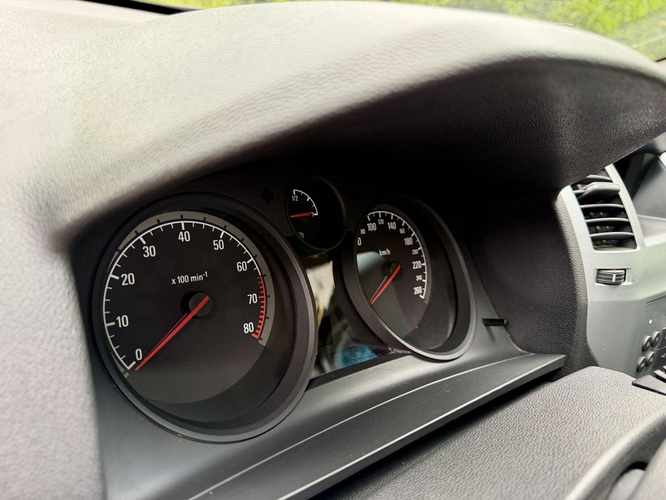 Opel Zafira 2010  рік 1,6 бенз 7 - місна