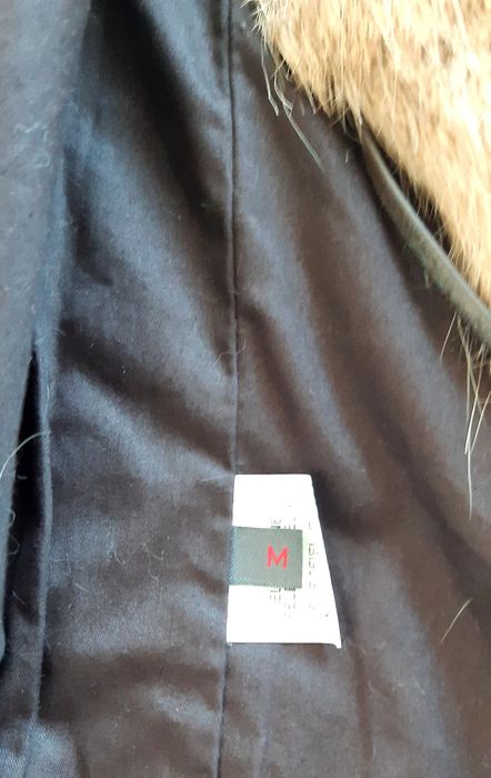 Colete em pele de coelho, forrado, com atilhos em cabedal.