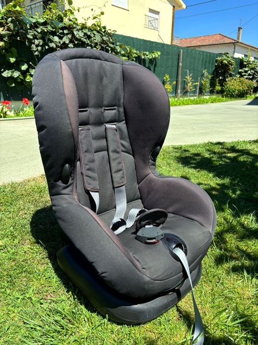 Cadeiras e ovo para carro