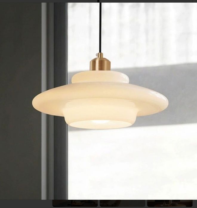 Lampa wisząca ze szkła w kolorze mlecznobiałym