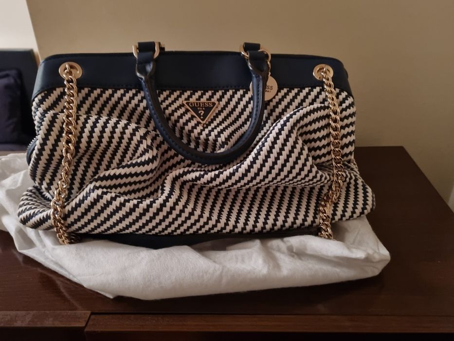 Bolsa e carteira da GUESS