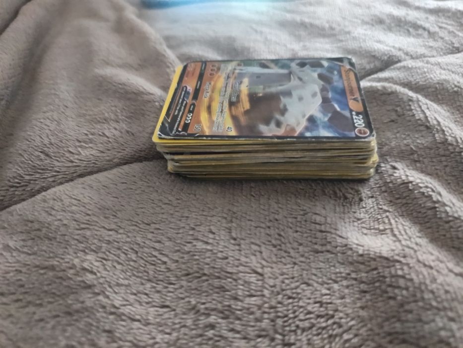 VeLote de 55 Cartas Pokémon + Caixa Metálica Pokémon (Partida)