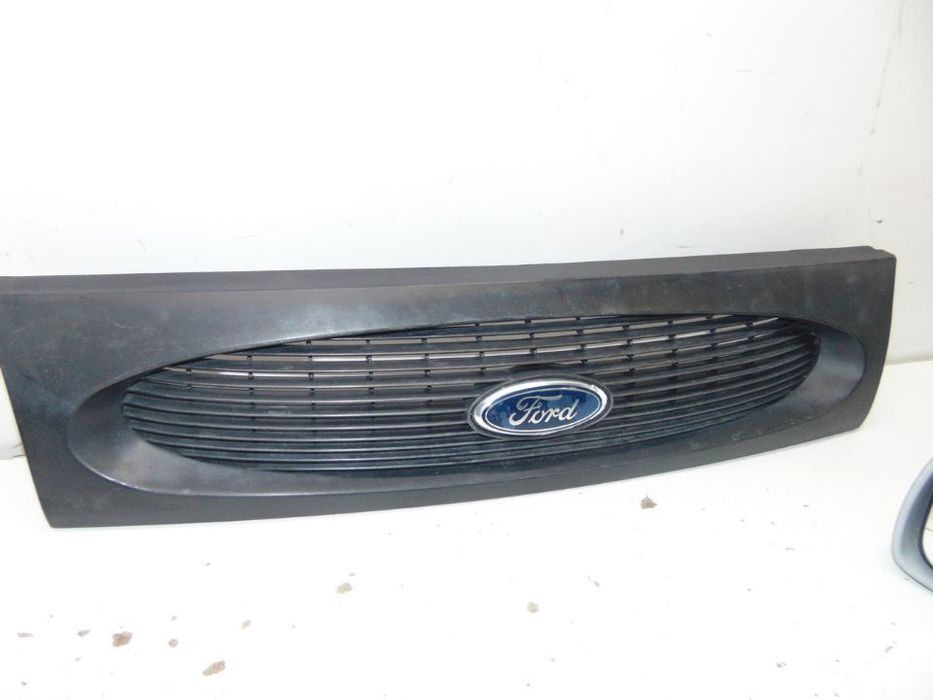 Ford fiesta 97 grelha central e espelho