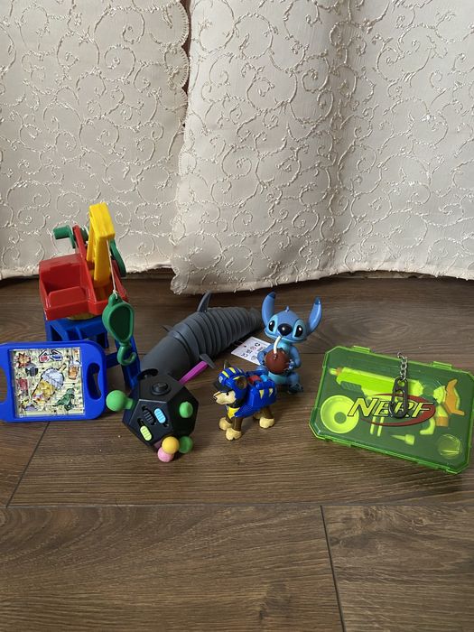 Різні дитячі іграшки