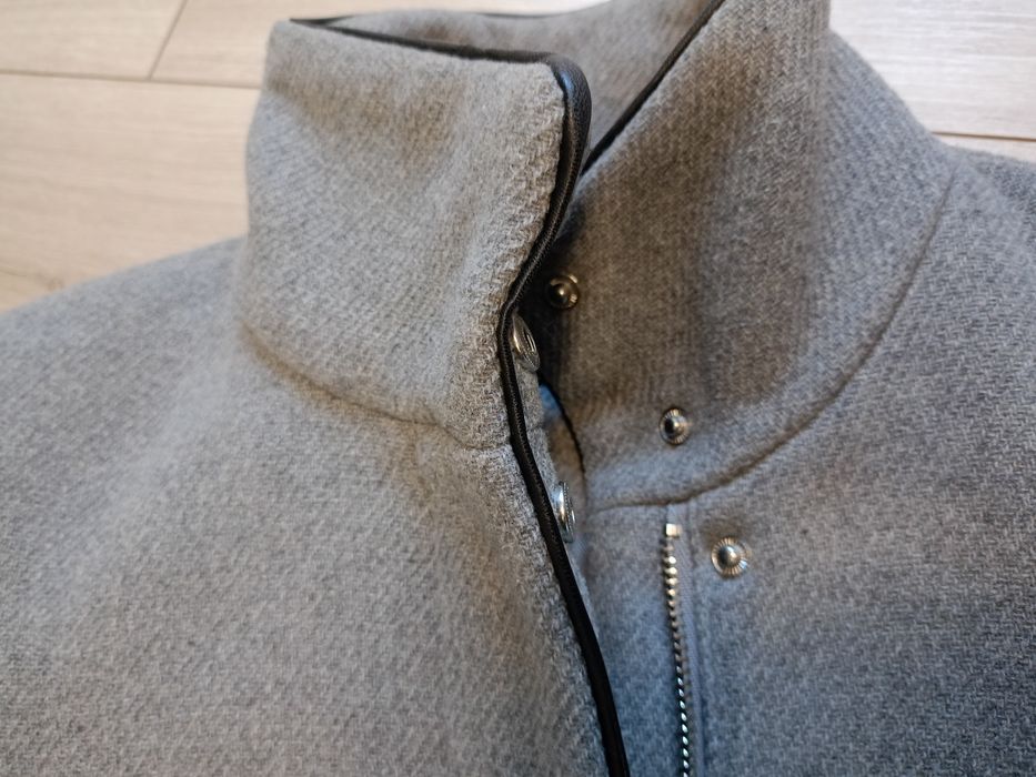 Płaszcz jasnoszary z wiązaniem