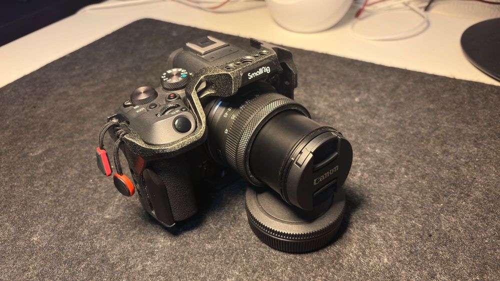 Canon R10 + Kit lente, cage, baterias