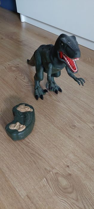 Dinossauro com comando426020450935787522