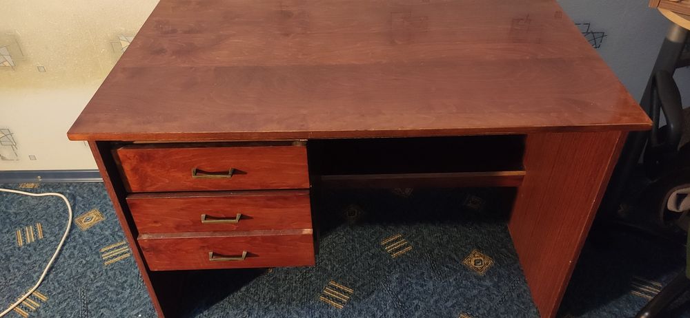 Стіл письмовий, дерев'яний.