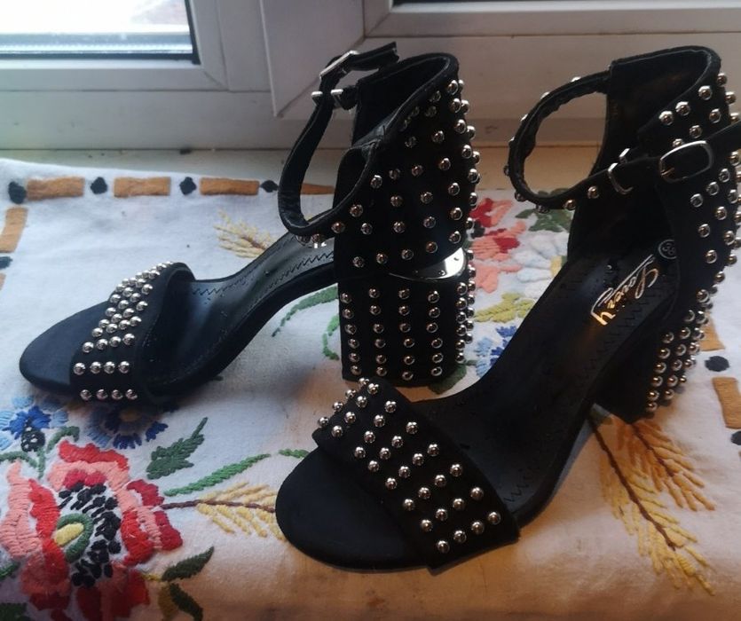 Нові жіночі босоніжки на підборах з шипами