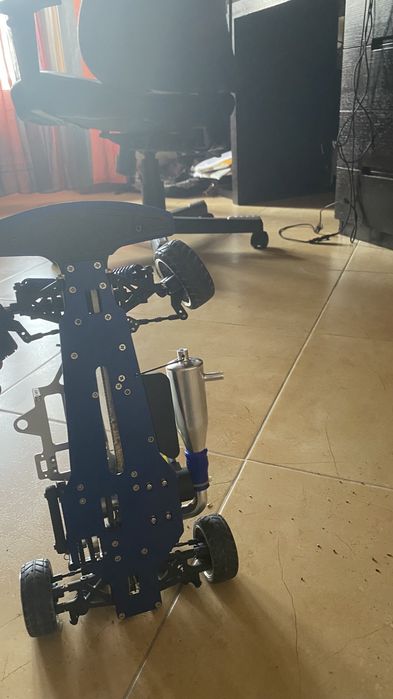 Carro telecomandado a gasolina