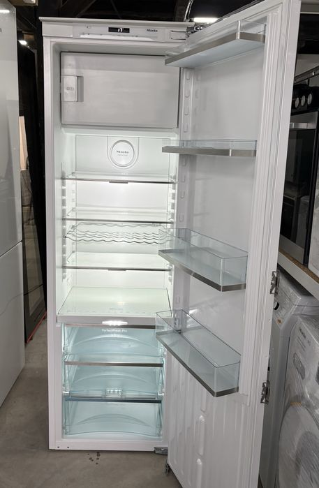 Miele K 37682 iDF — вбудований холодильник з морозильною камерою