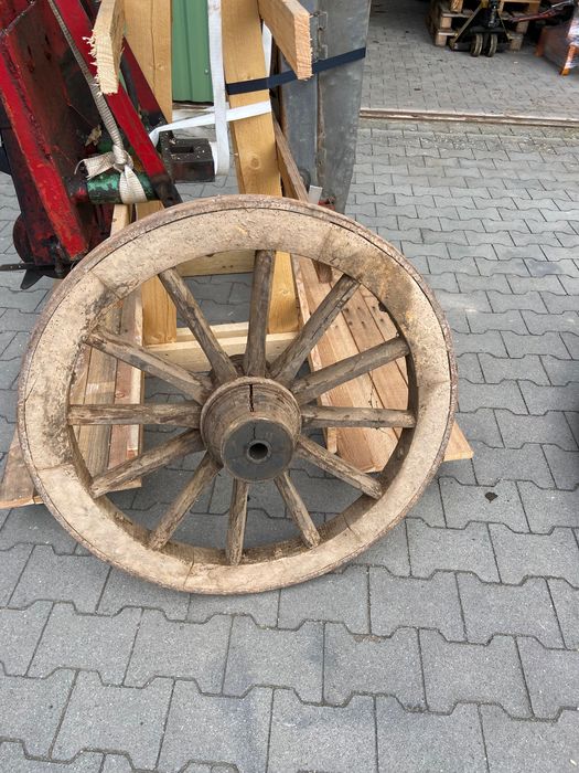 Rodas de madeira e ferro antigas