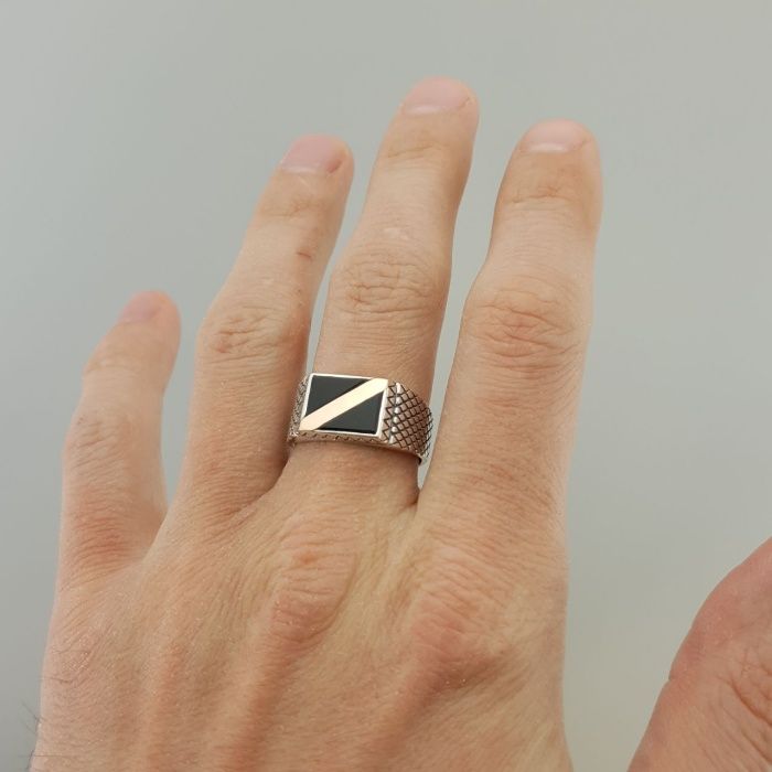 Чоловічий срібний перстень із золотом та онікосом кільце печатка