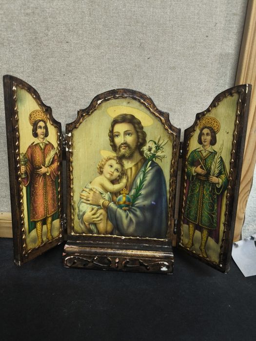 Oratório Portátil em Madeira com Imagen
Vende-se um belo Oratório Tríp