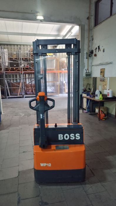 Stacker com 81 hora representa 1620 km está novo