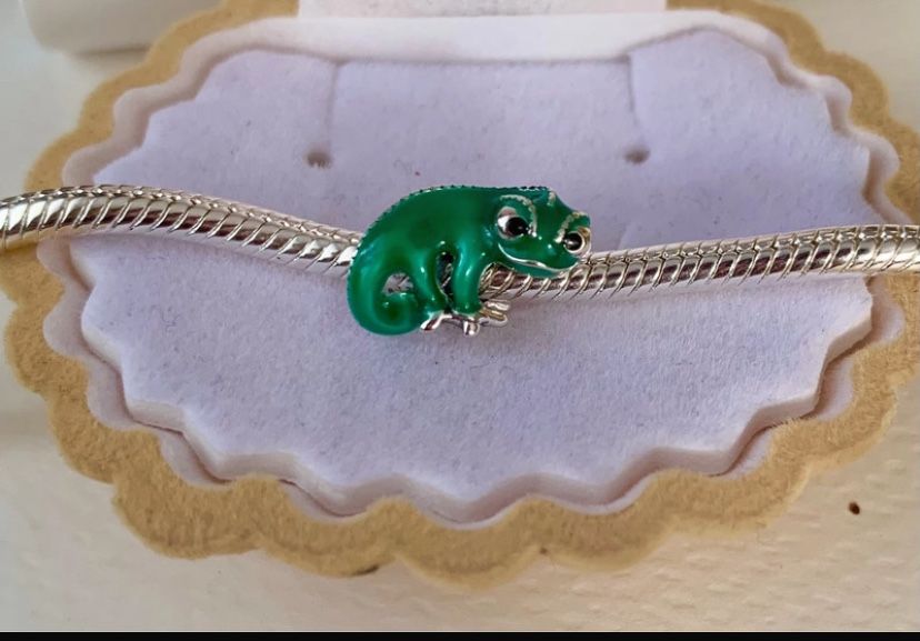 Charms kameleon z bajki Zaplątani